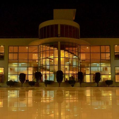 Hotel Seven Sky Clarks Exotica Bhuj Esterno foto