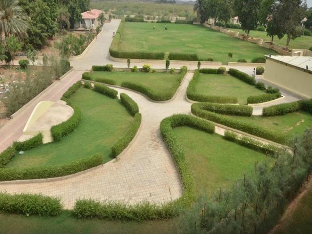 Hotel Seven Sky Clarks Exotica Bhuj Esterno foto