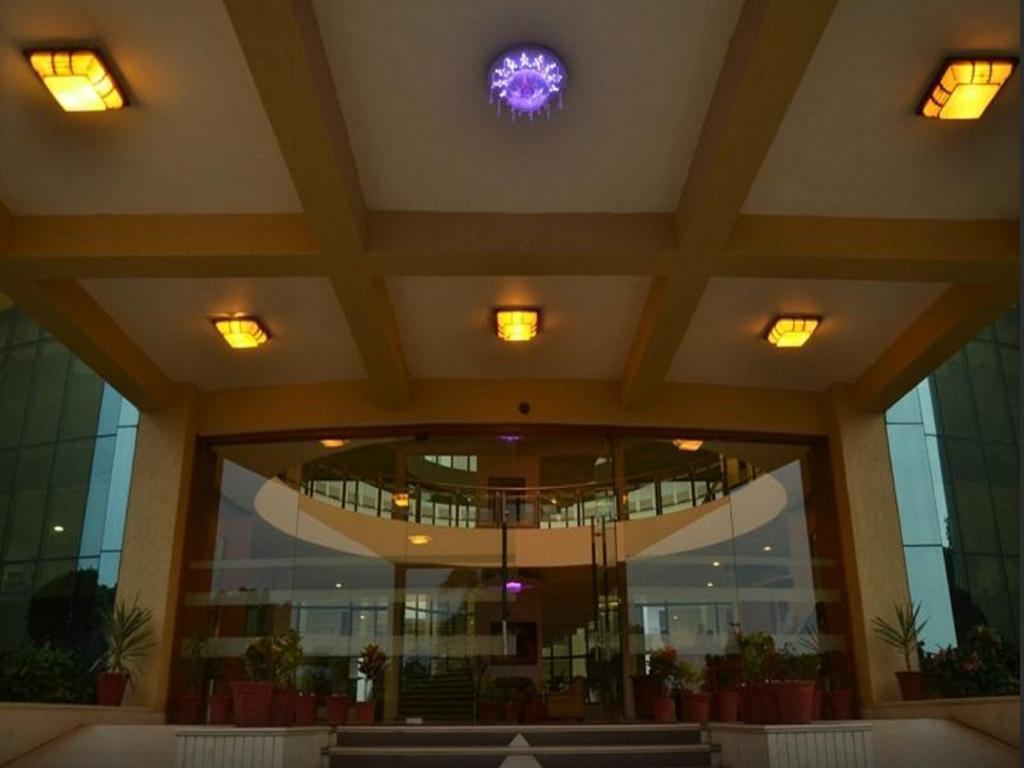 Hotel Seven Sky Clarks Exotica Bhuj Esterno foto