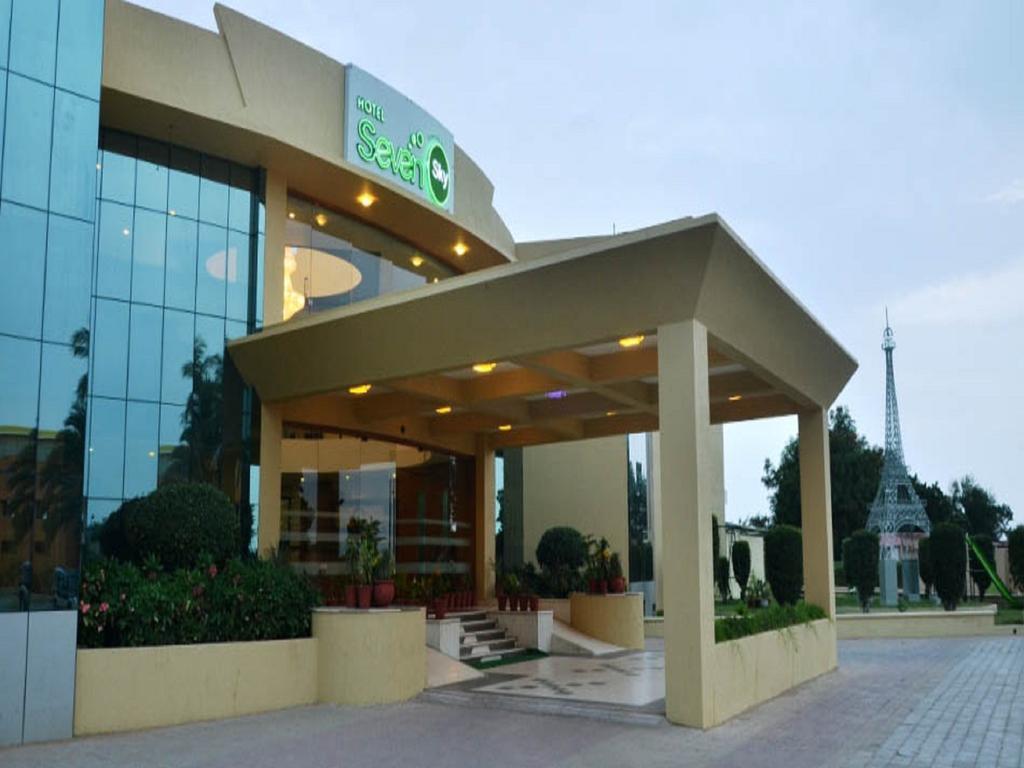 Hotel Seven Sky Clarks Exotica Bhuj Esterno foto