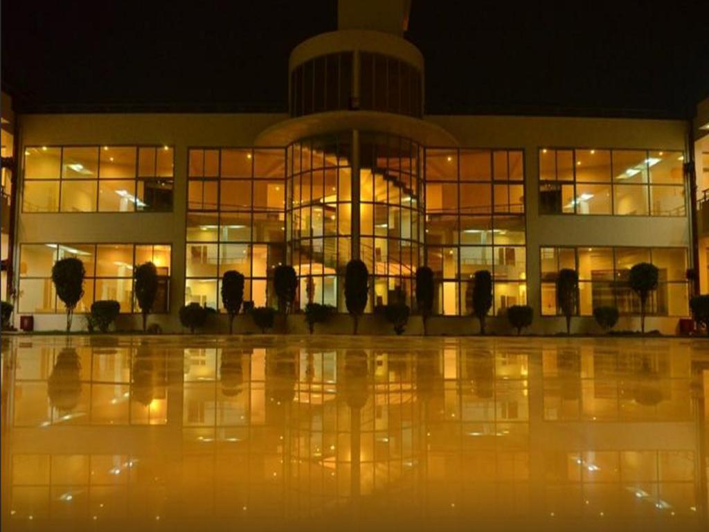 Hotel Seven Sky Clarks Exotica Bhuj Esterno foto