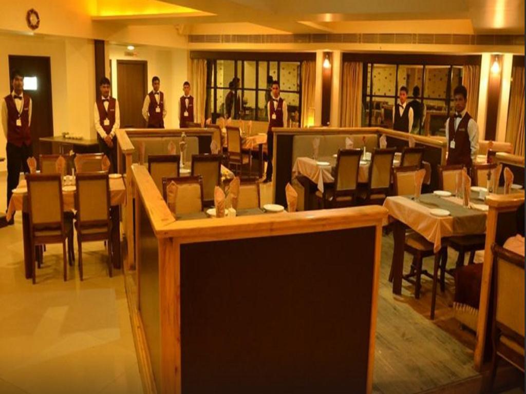 Hotel Seven Sky Clarks Exotica Bhuj Esterno foto