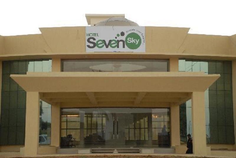 Hotel Seven Sky Clarks Exotica Bhuj Esterno foto