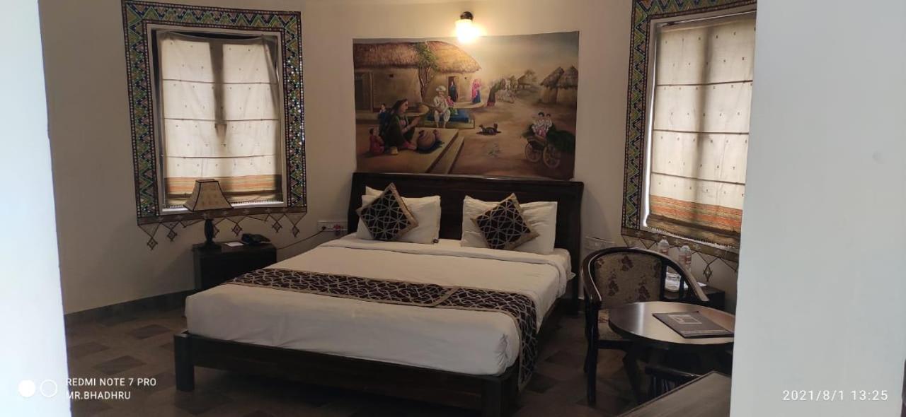 Hotel Seven Sky Clarks Exotica Bhuj Esterno foto