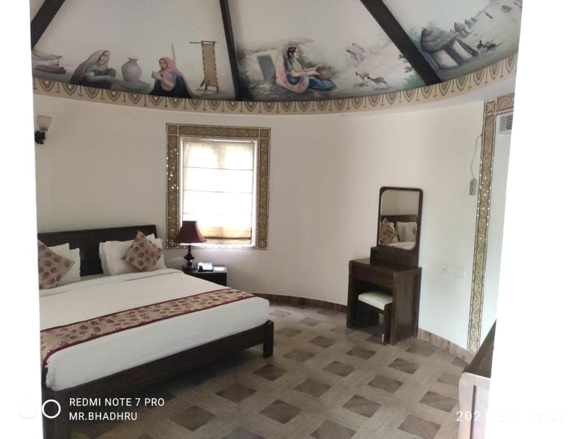 Hotel Seven Sky Clarks Exotica Bhuj Esterno foto
