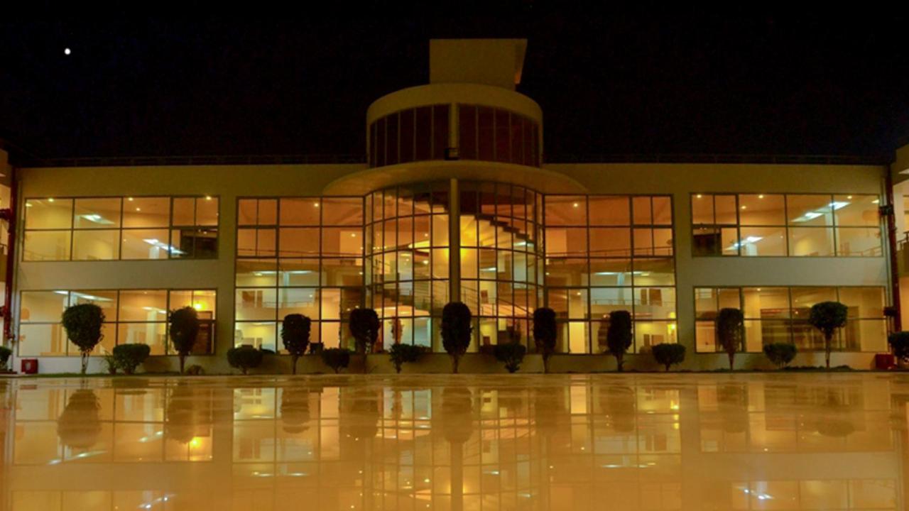 Hotel Seven Sky Clarks Exotica Bhuj Esterno foto