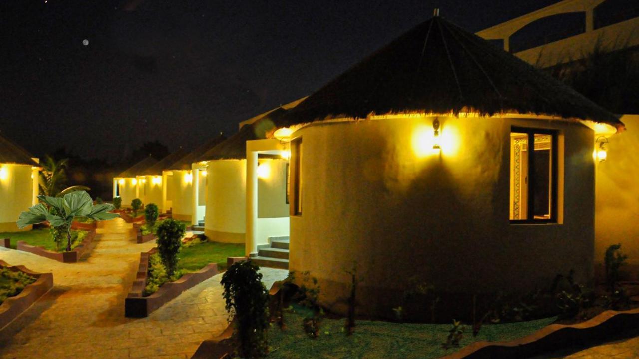 Hotel Seven Sky Clarks Exotica Bhuj Esterno foto