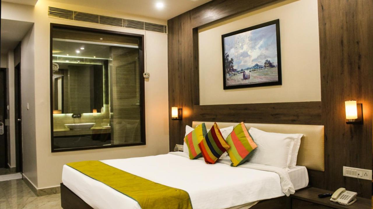 Hotel Seven Sky Clarks Exotica Bhuj Esterno foto