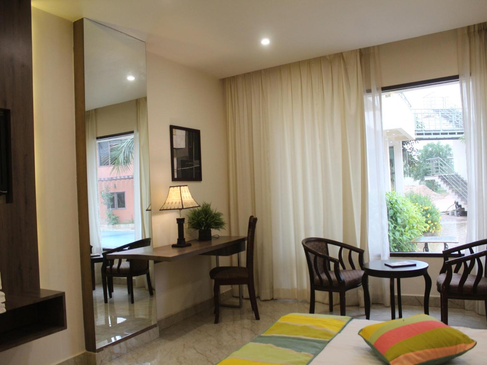 Hotel Seven Sky Clarks Exotica Bhuj Esterno foto