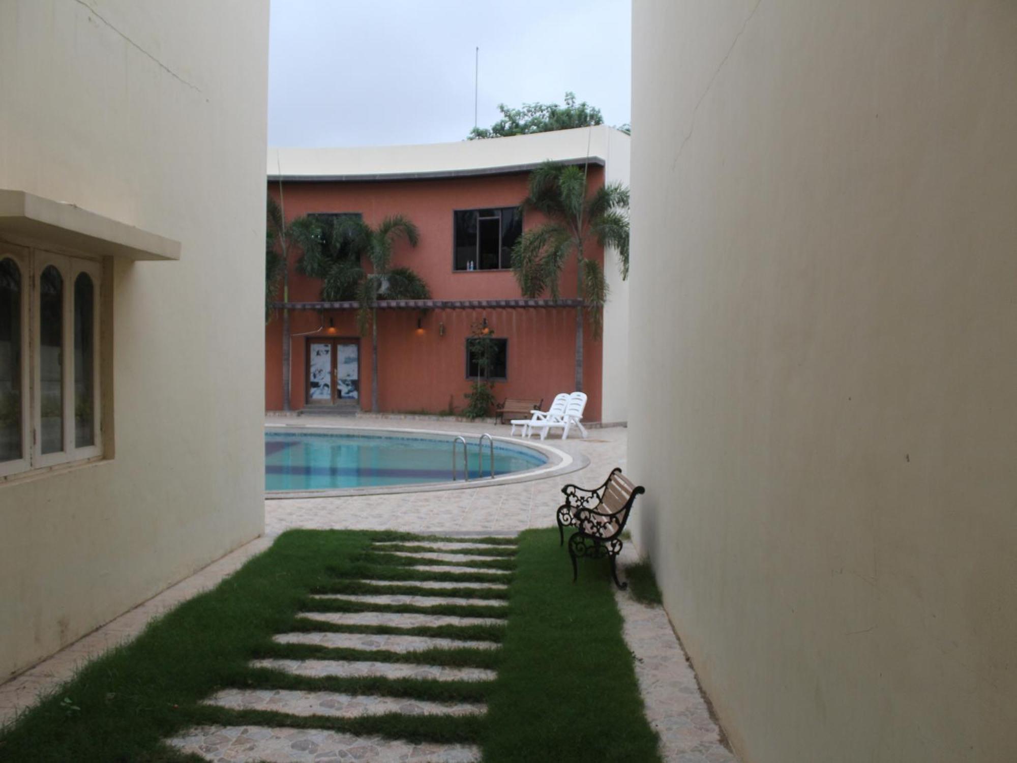 Hotel Seven Sky Clarks Exotica Bhuj Esterno foto
