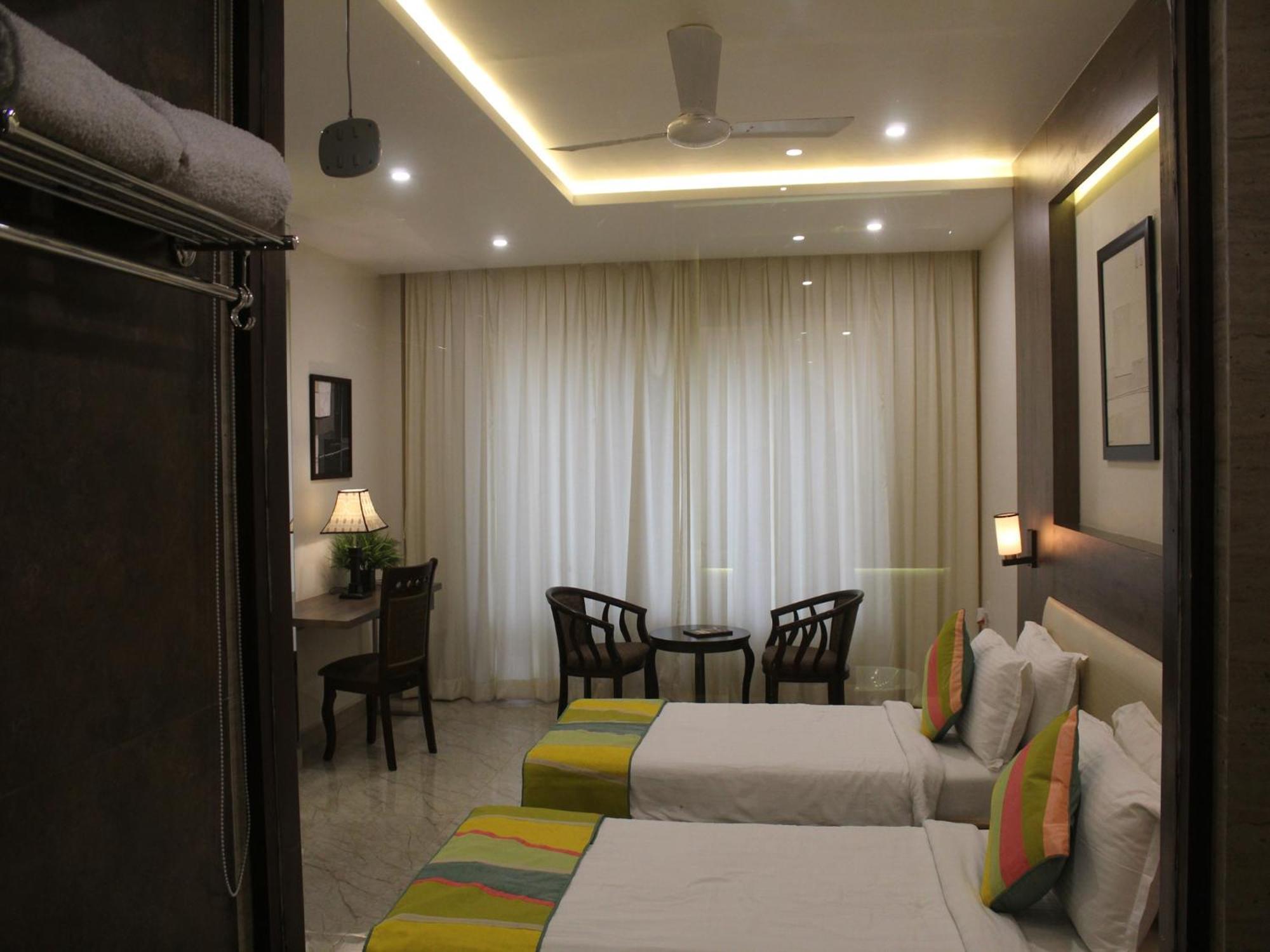 Hotel Seven Sky Clarks Exotica Bhuj Esterno foto
