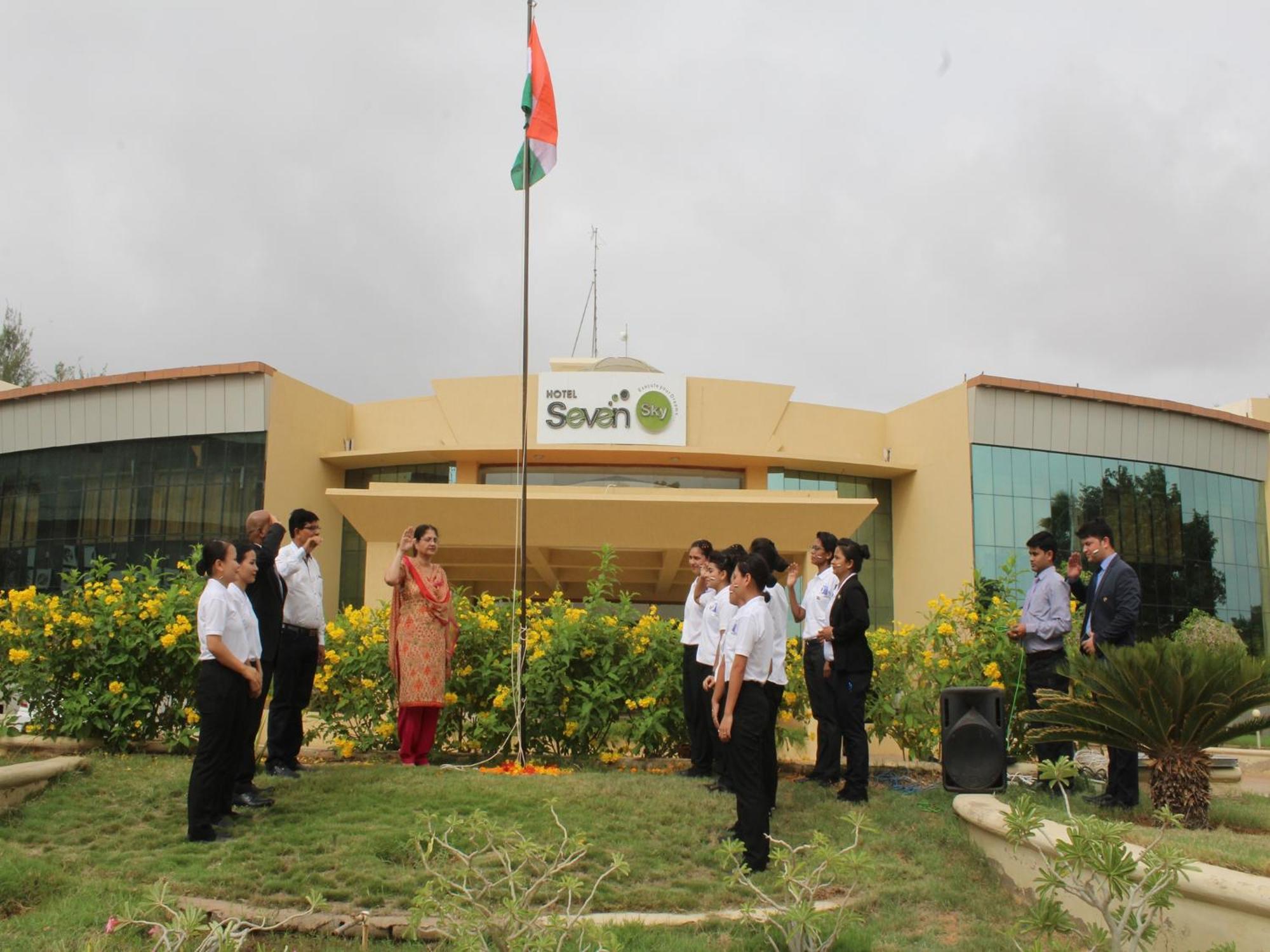 Hotel Seven Sky Clarks Exotica Bhuj Esterno foto