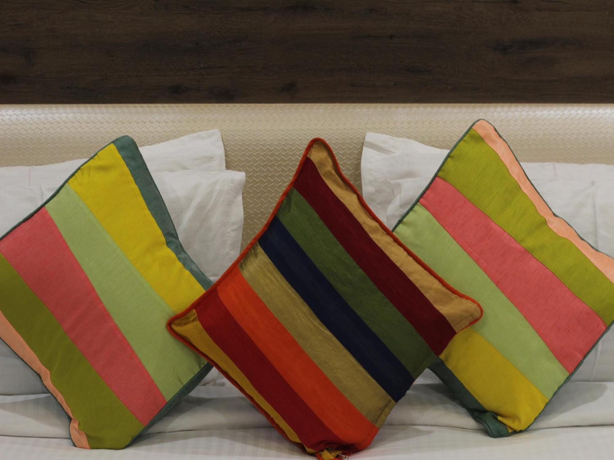 Hotel Seven Sky Clarks Exotica Bhuj Esterno foto