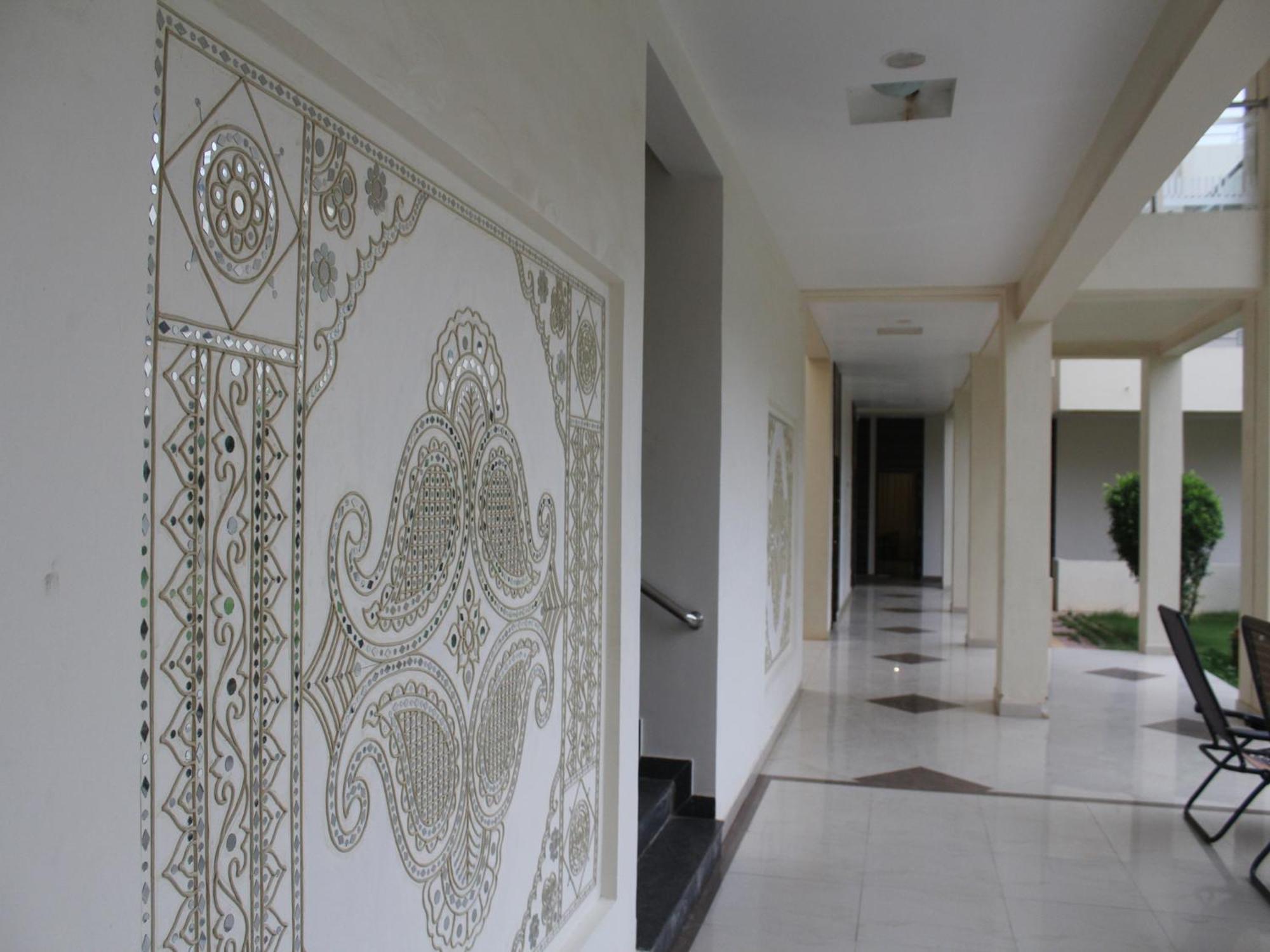 Hotel Seven Sky Clarks Exotica Bhuj Esterno foto
