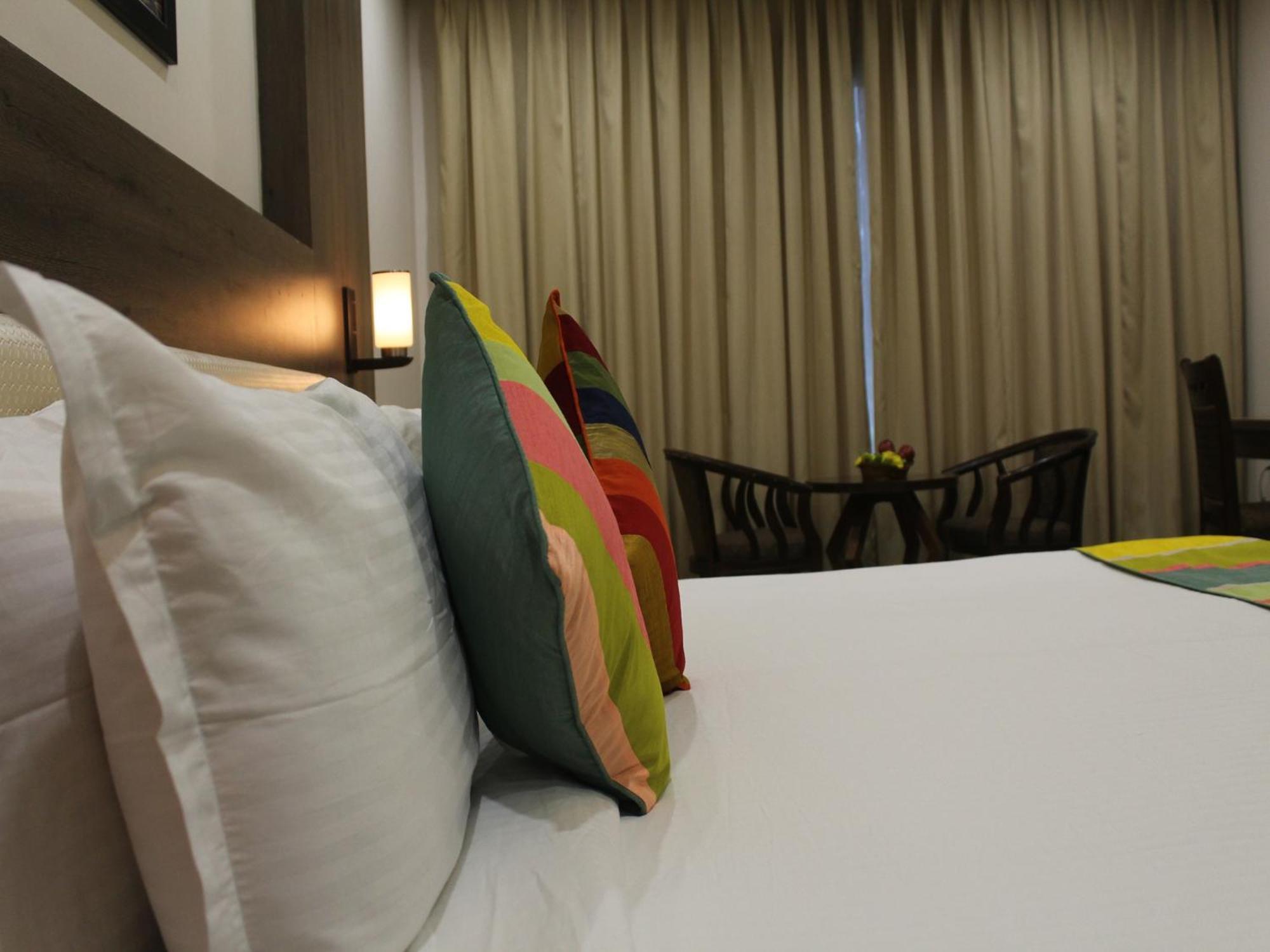 Hotel Seven Sky Clarks Exotica Bhuj Esterno foto