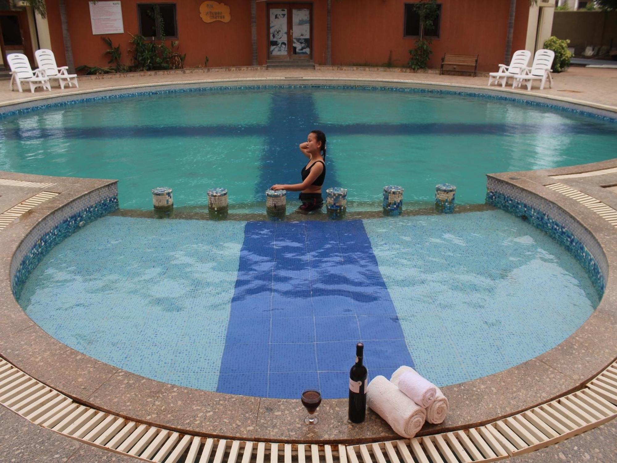 Hotel Seven Sky Clarks Exotica Bhuj Esterno foto