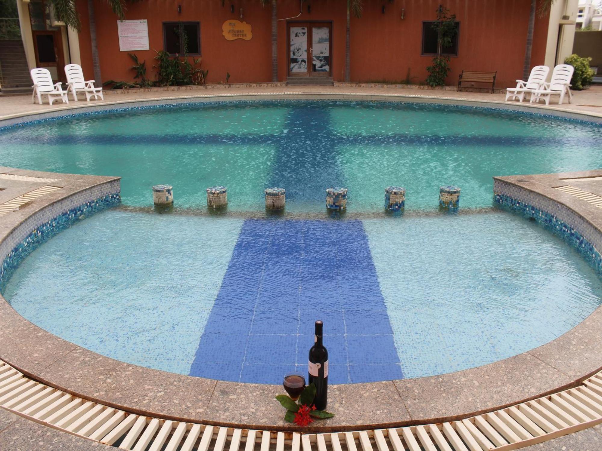 Hotel Seven Sky Clarks Exotica Bhuj Esterno foto
