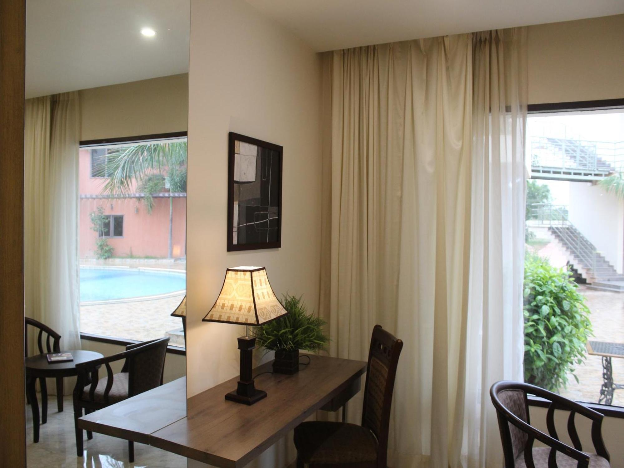 Hotel Seven Sky Clarks Exotica Bhuj Esterno foto