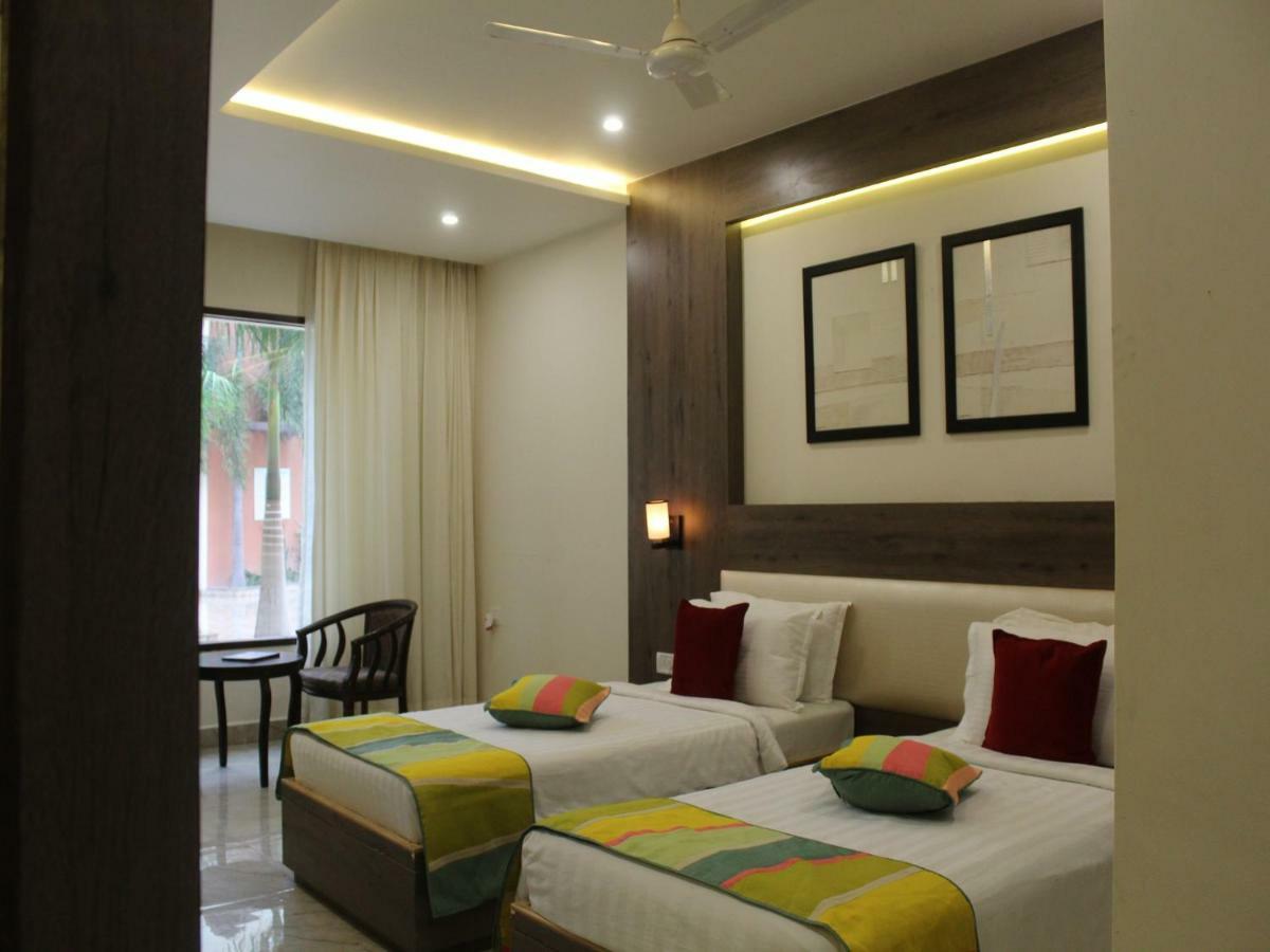 Hotel Seven Sky Clarks Exotica Bhuj Esterno foto