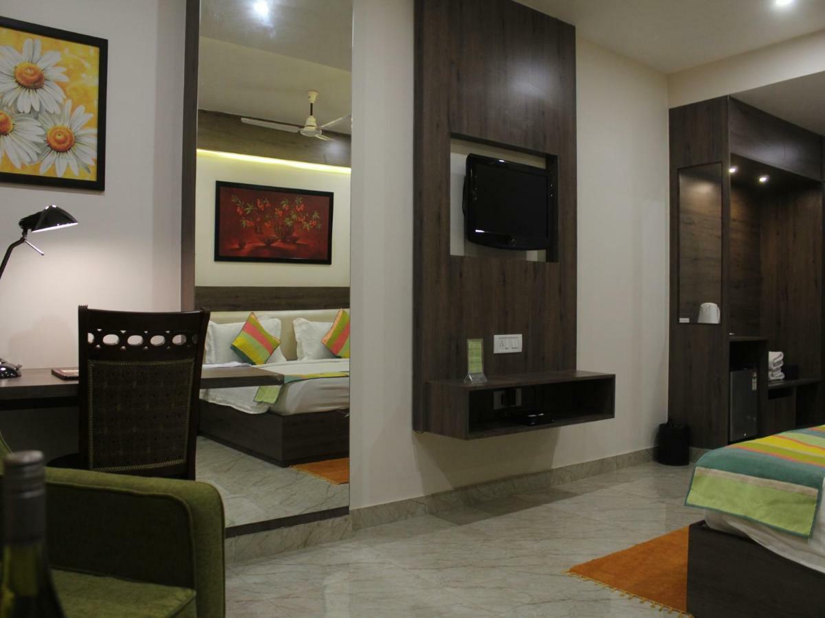 Hotel Seven Sky Clarks Exotica Bhuj Esterno foto