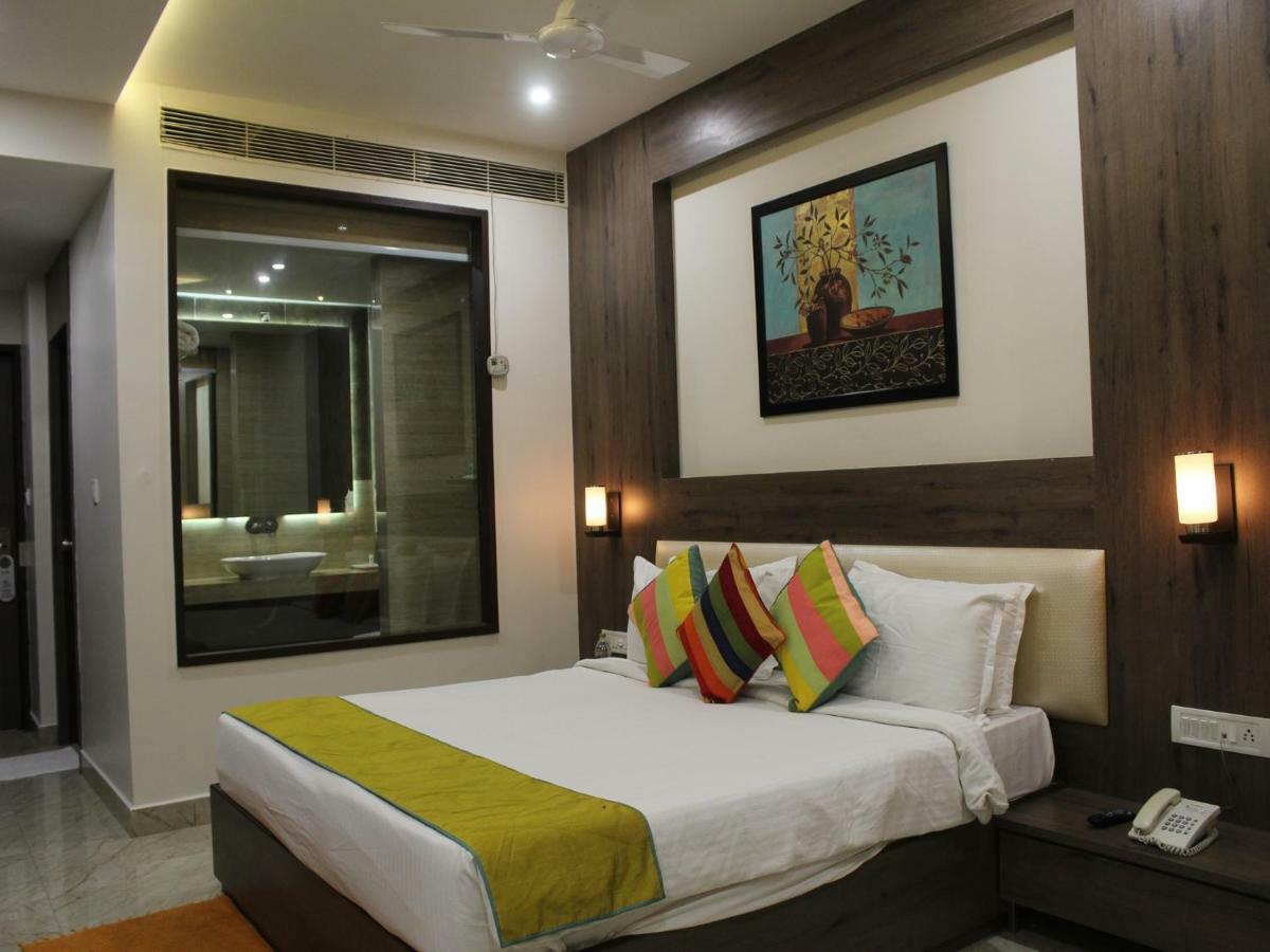 Hotel Seven Sky Clarks Exotica Bhuj Esterno foto