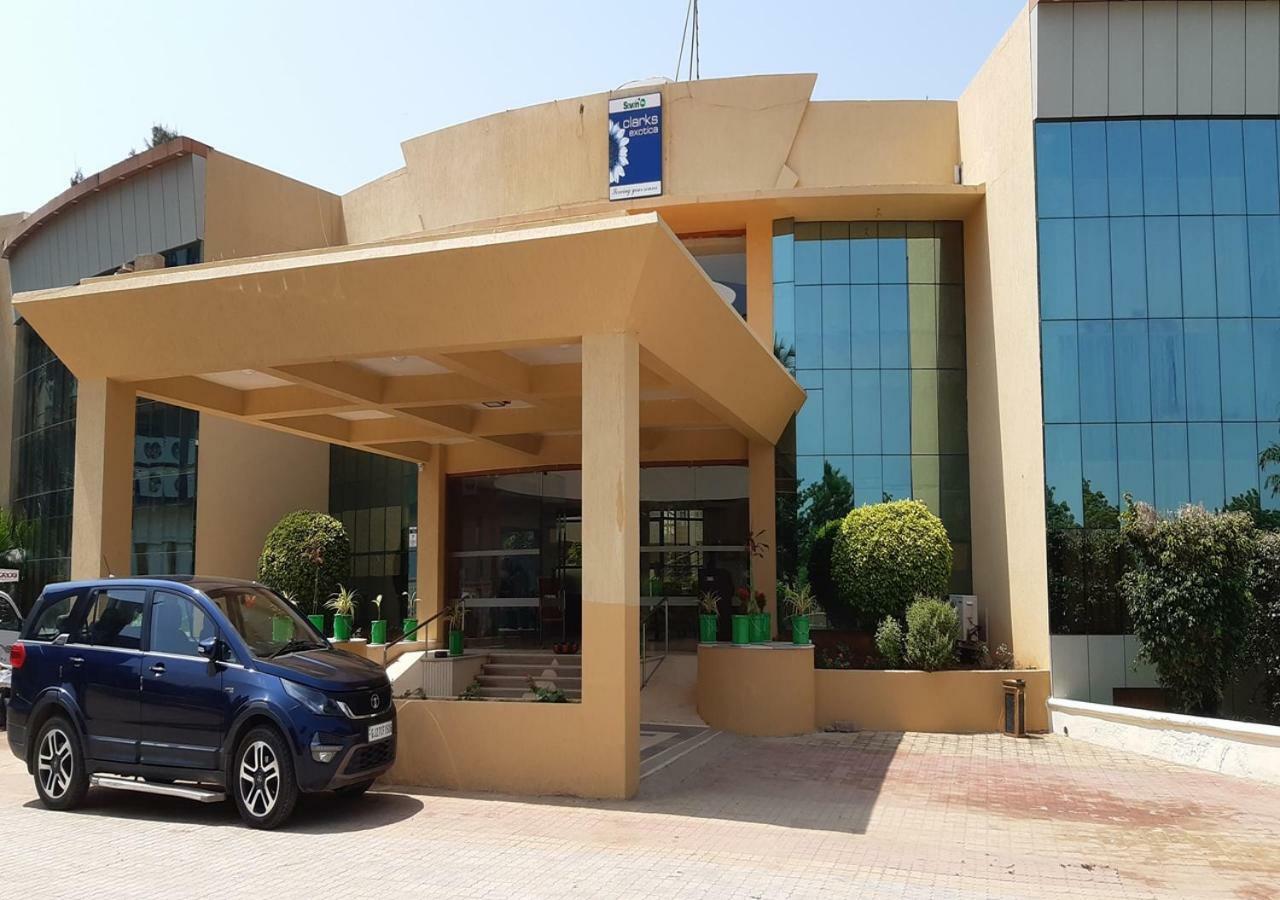 Hotel Seven Sky Clarks Exotica Bhuj Esterno foto