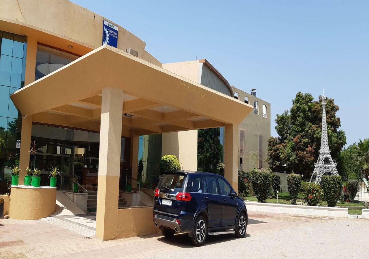 Hotel Seven Sky Clarks Exotica Bhuj Esterno foto