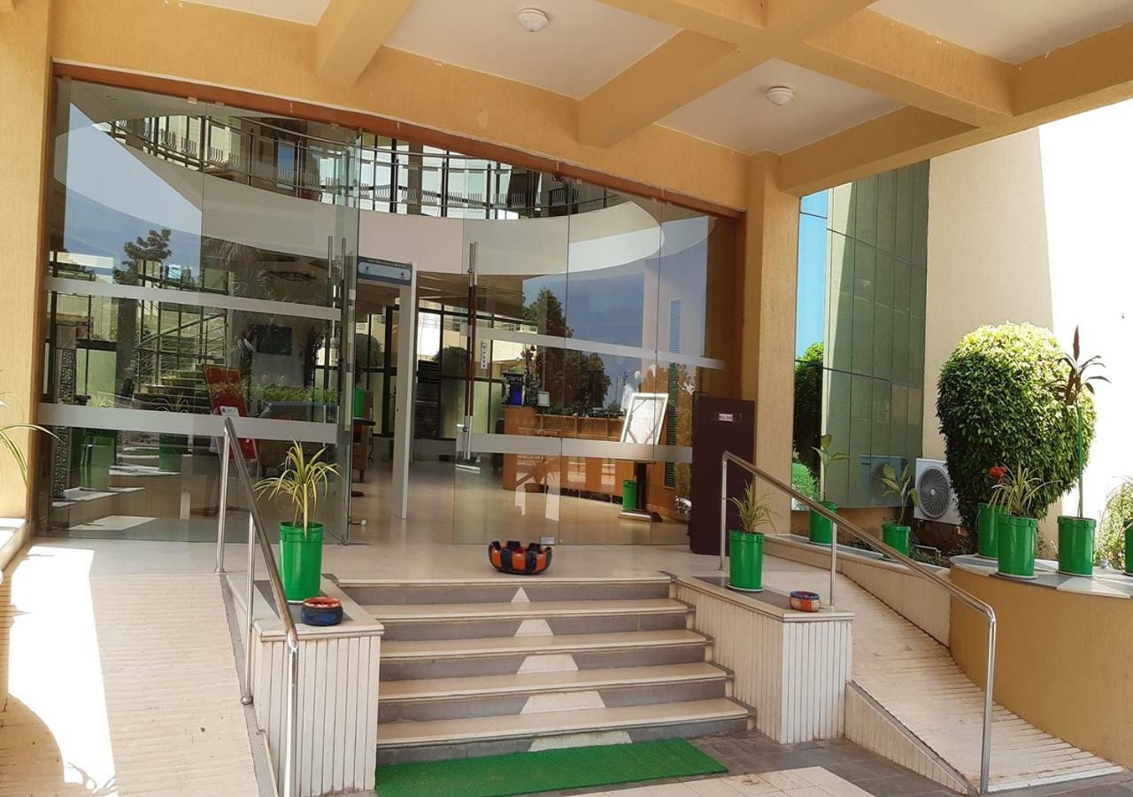 Hotel Seven Sky Clarks Exotica Bhuj Esterno foto